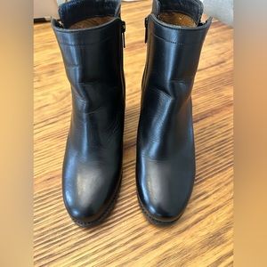 Frye Addie boots size 7 1/2, black, leather, like new